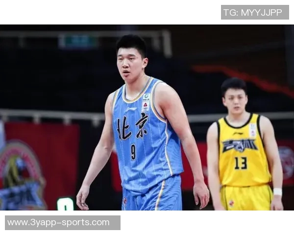 敢于担当文班从屏幕外冲回场内接关键球成功避免球队失误